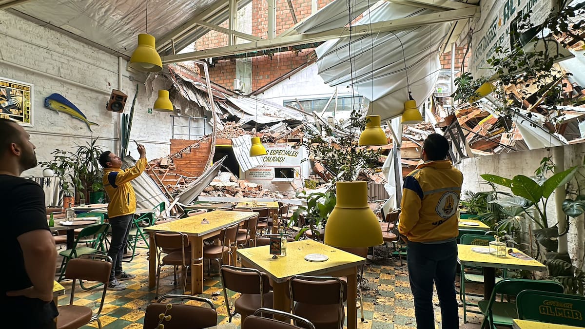 Medellín: el fuerte aguacero generó la caída de un muro que lesionó a ocho personas en El Poblado