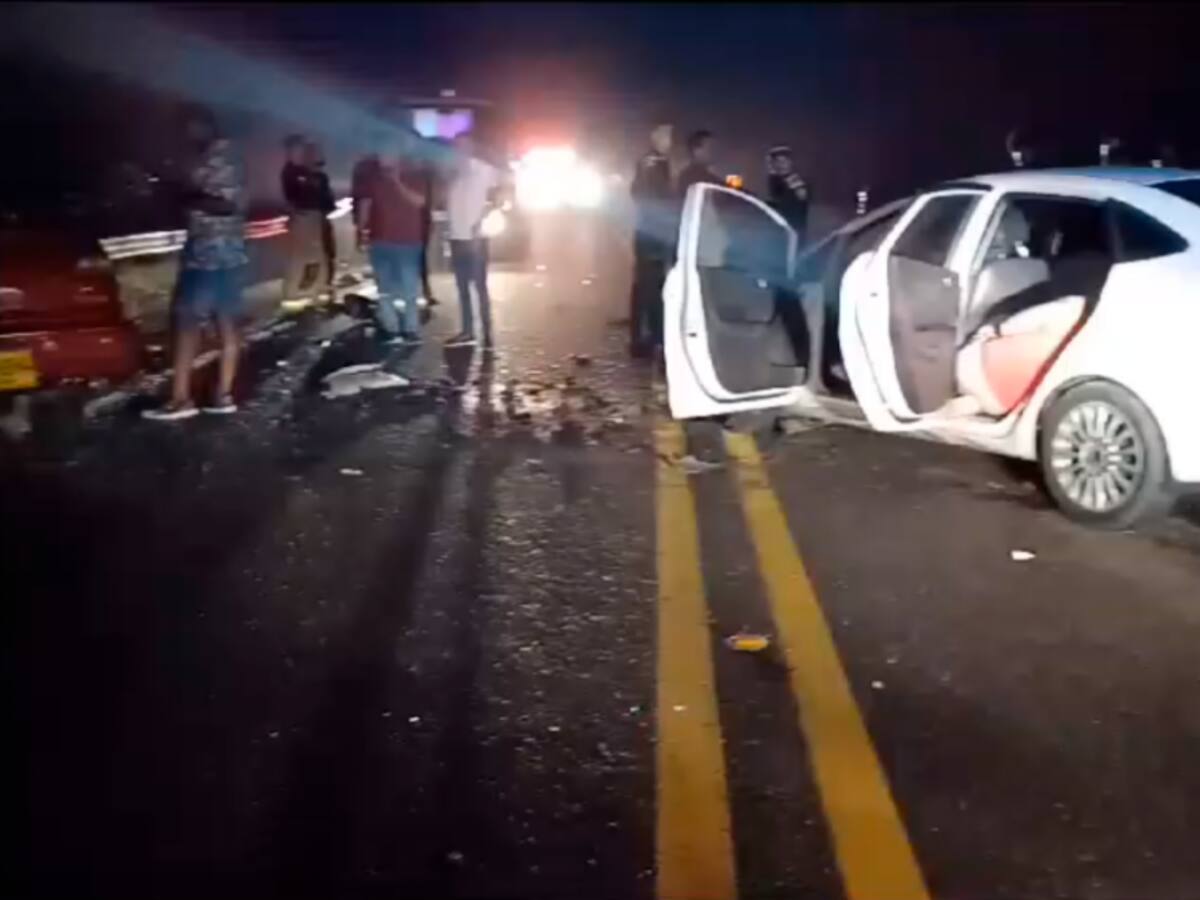 Dos vehículos chocaron de frente en la vía al Mar: una mujer murió y hay dos heridos