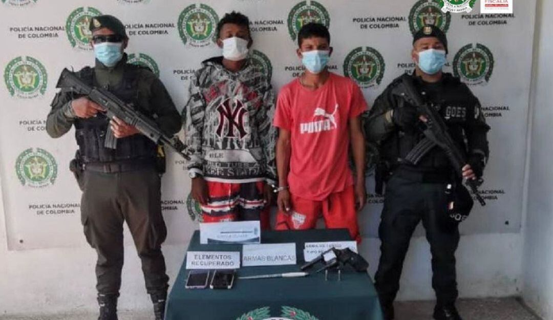 Los procesados habrían intimidado a dos mujeres con armas cortopunzantes y un arma de fuego para cometer el robo