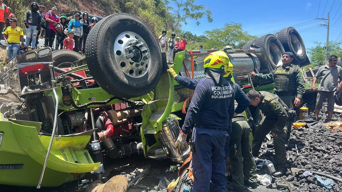 Un muerto y un herido en tractocamión volcado al norte de Bucaramanga