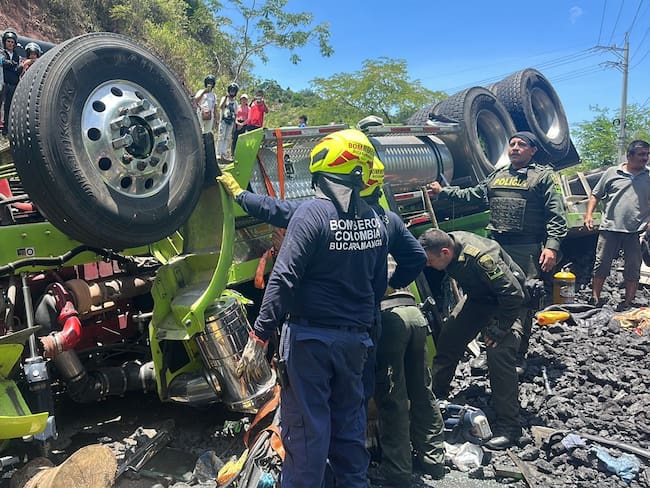 Un muerto y un herido en tractocamión volcado al norte de Bucaramanga