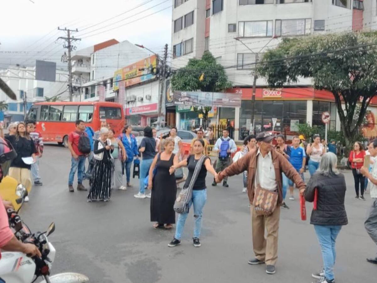 Con bloqueo de vías, usuarios de la Nueva EPS piden la entrega de medicamentos en Ibagué
