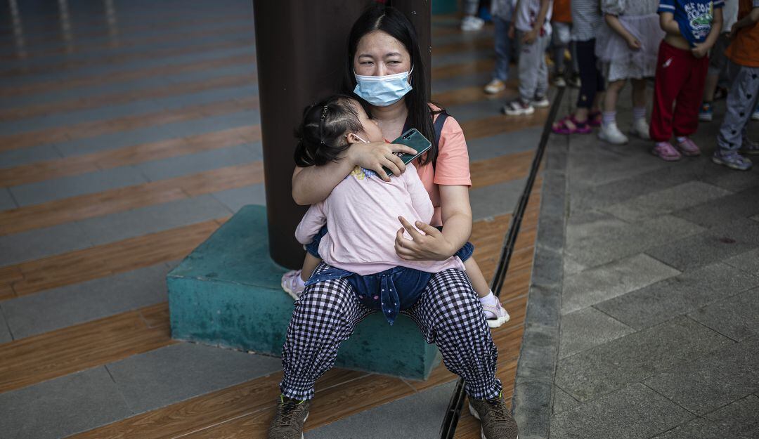 Una madre con su hijo en Wuhan
