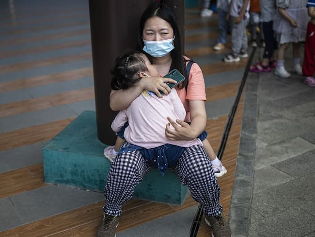 Una madre con su hijo en Wuhan