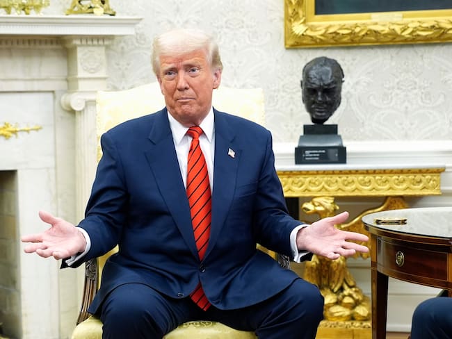 WASHINGTON (United States), 13/03/2025.- US President Donald Trump gestures during his meeting with NATO Secretary General Mark Rutte in the Oval Office of the White House in Washington, DC, USA, 13 March 2025. EFE/EPA/YURI GRIPAS / POOL
