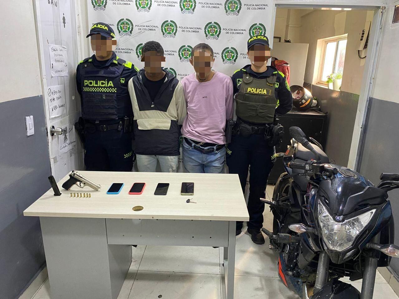 En persecución, capturados dos sujetos con una pistola 9 milímetros