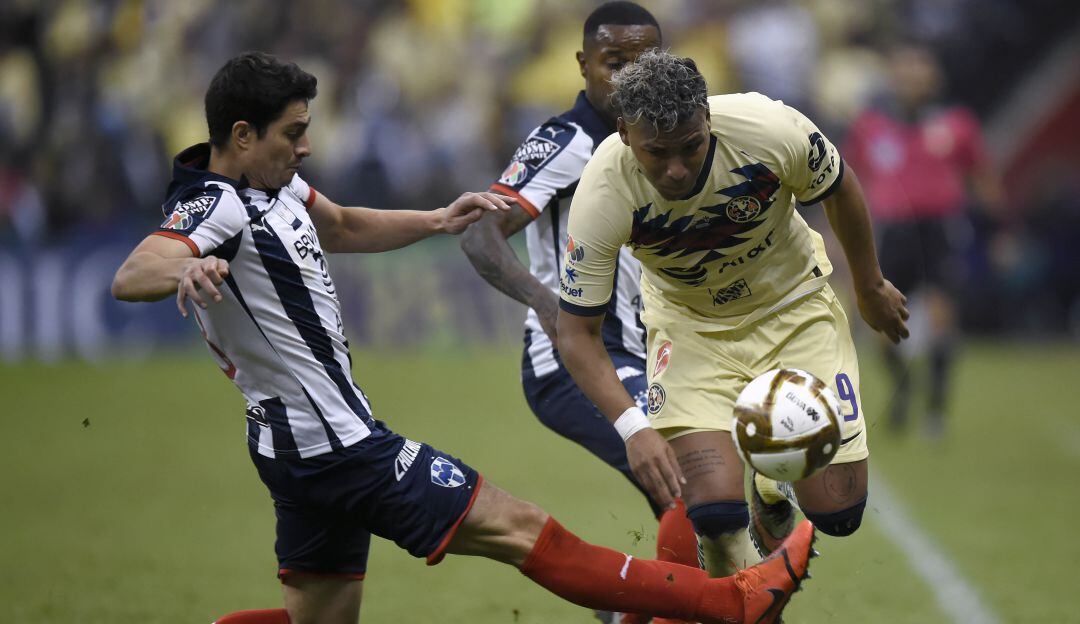 Stefan Medina (izq.) y Roger Martínez (der.) en un partido de la Liga BBVA MX 