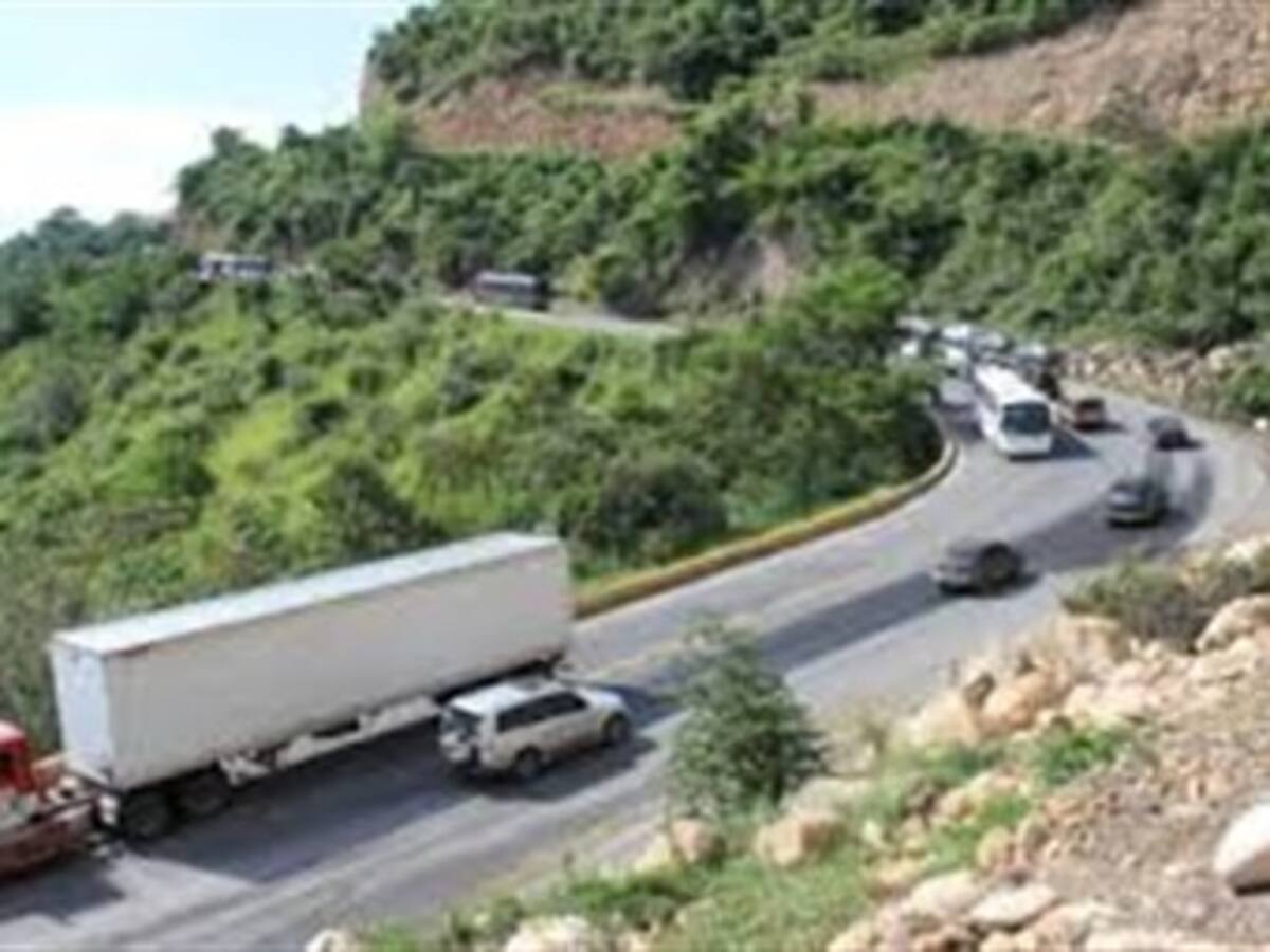 Reabren la vía Bogotá – Girardot tras derrumbe