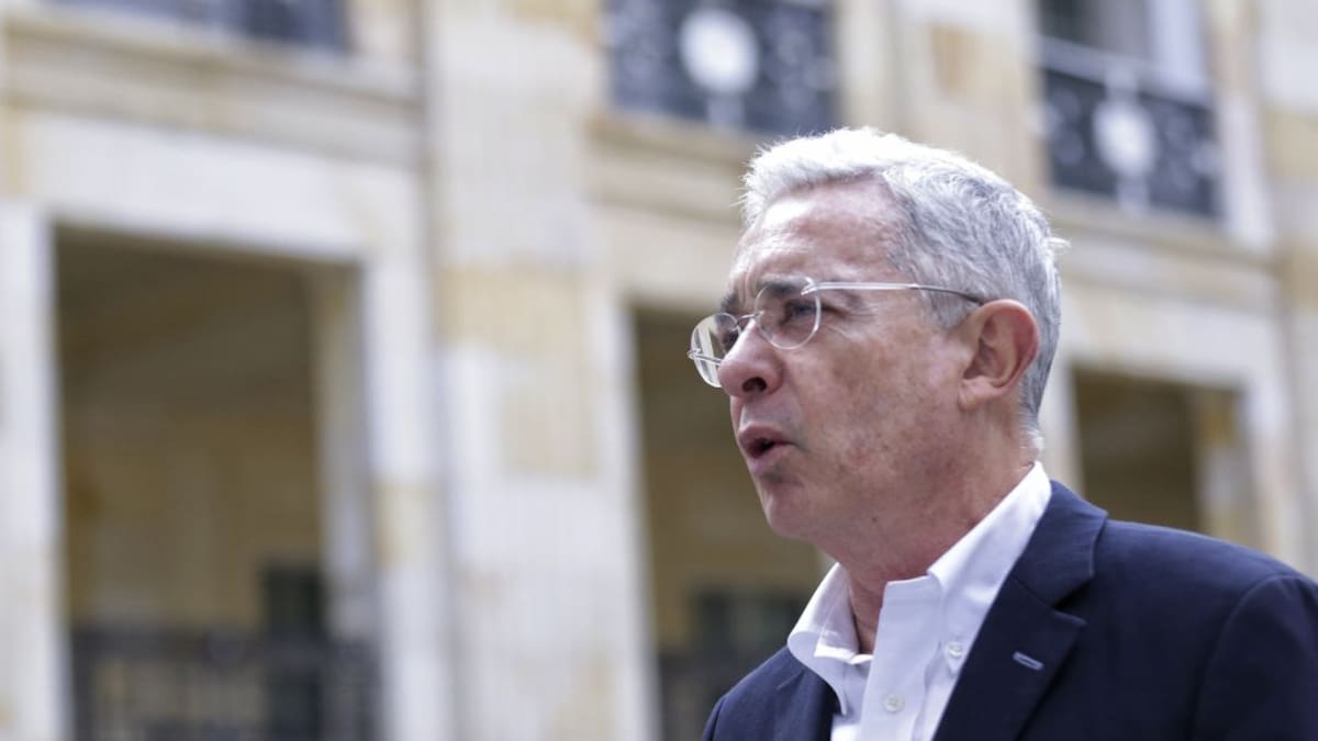 Uribe responde a propuesta de Petro para que Estado le compre sus tierras