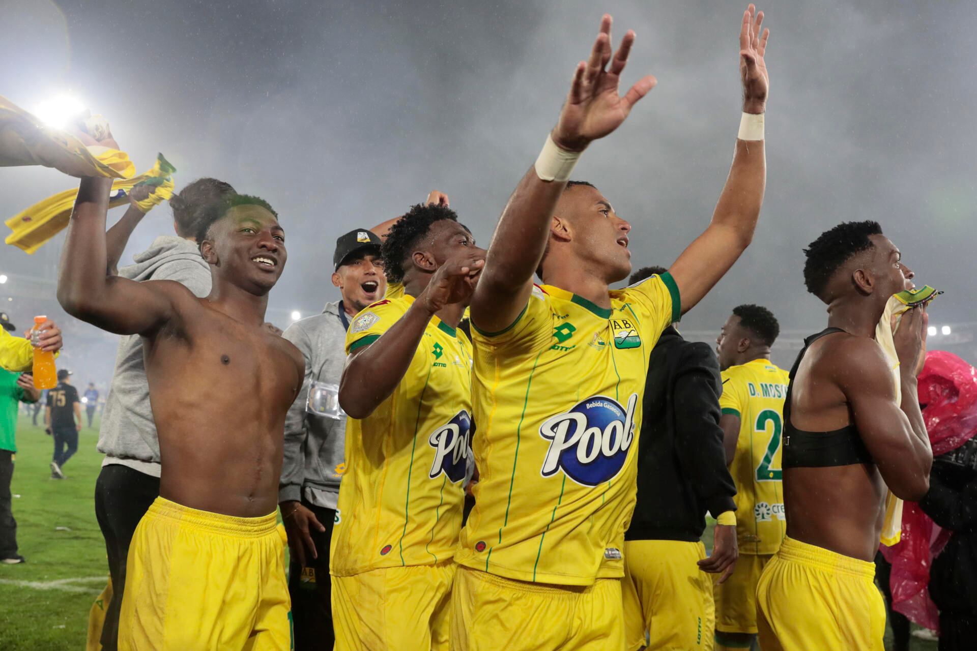Carlos Henao celebra el título del Bucaramanga junto a sus compañeros. EFE/ Carlos Ortega