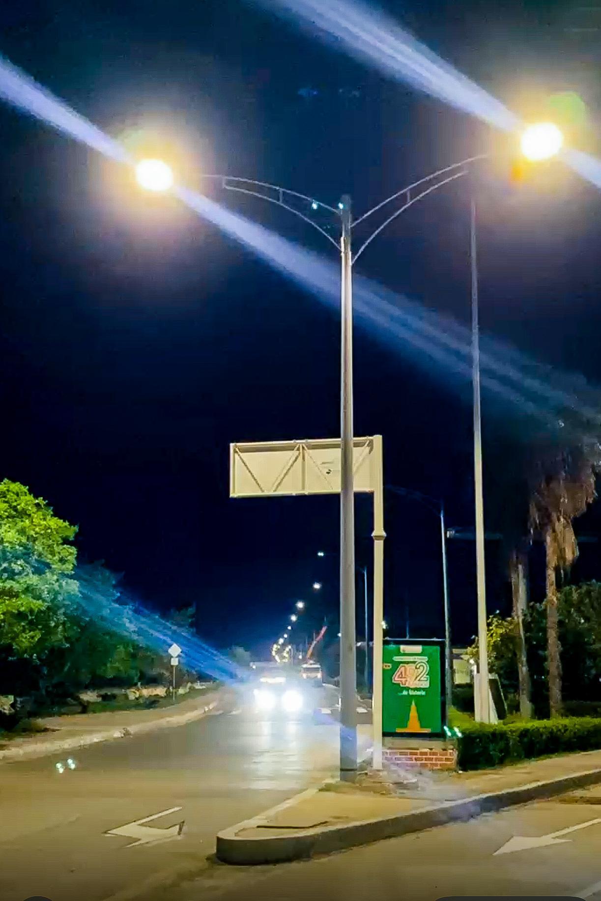 Renovación del alumbrado público de la Avenida Santander completa 50 postes de fibra de vidrio