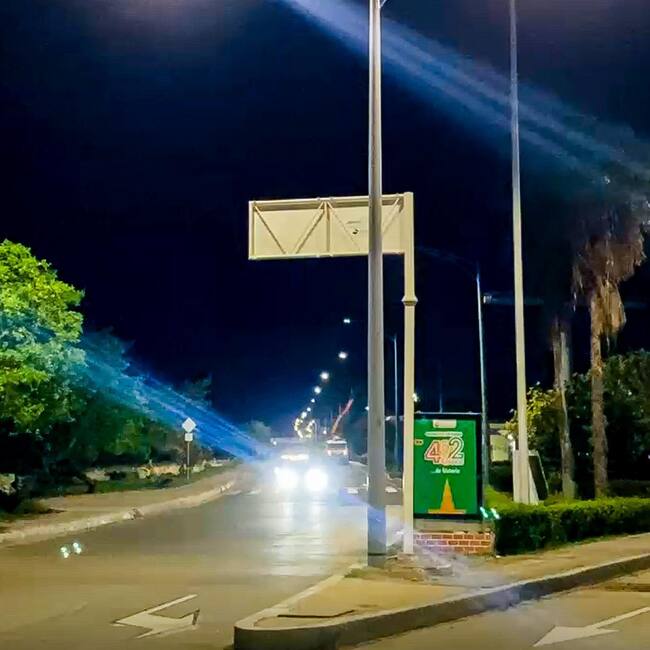 Renovación del alumbrado público de la Avenida Santander completa 50 postes de fibra de vidrio