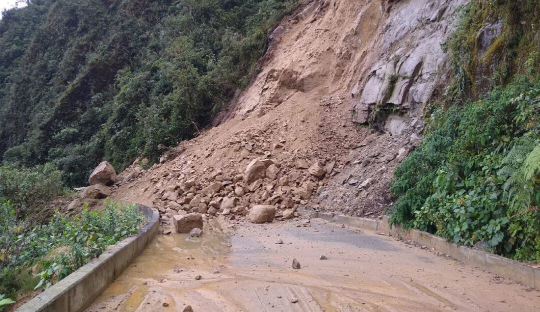 Las fuertes lluvia y caída de material afectan el libre paso de transportadores en esta zona del pais.