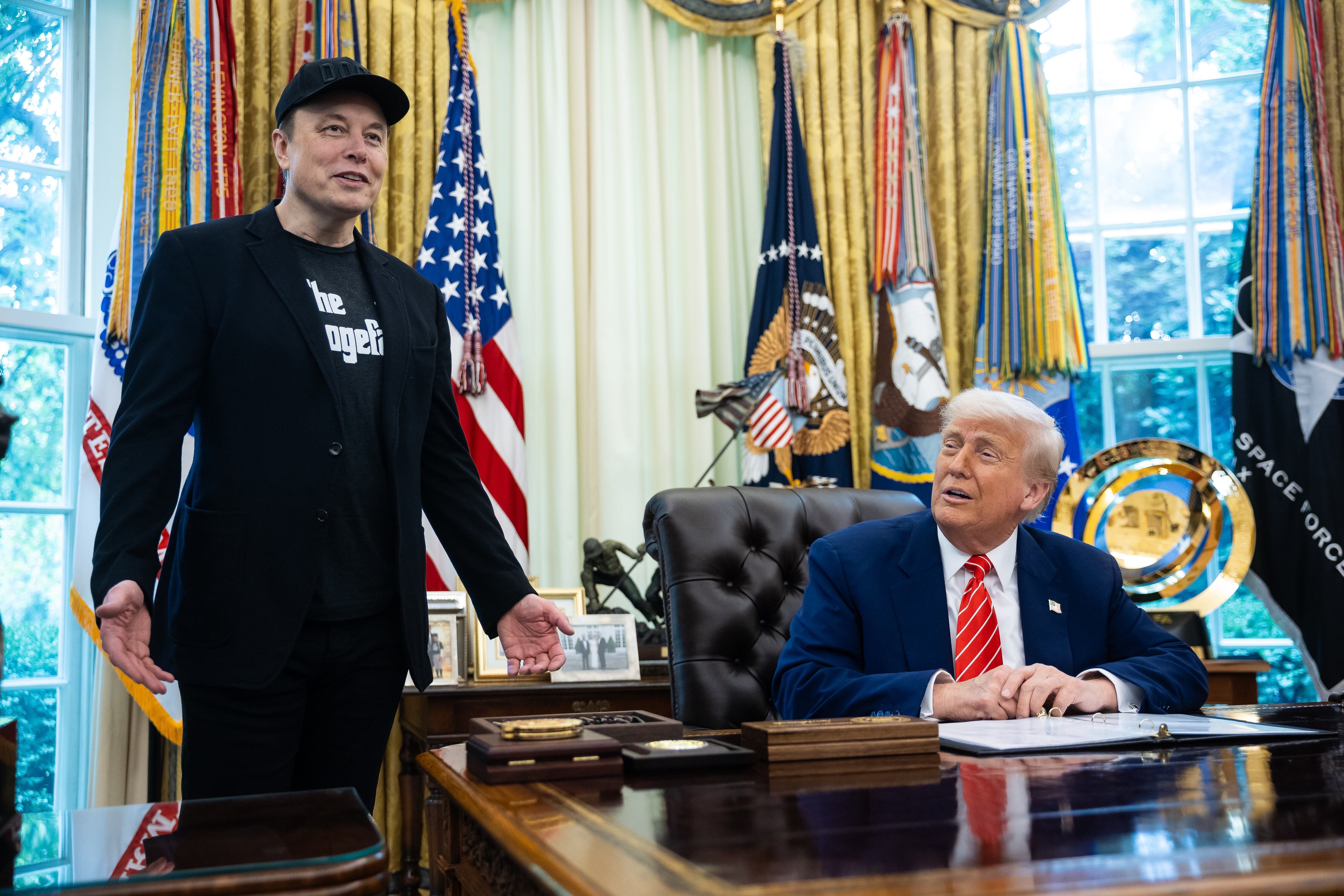 Washington (United States), 30/05/2025.- US President Donald Trump (R) and Elon Musk attend a press conference in the Oval Office at the White House in Washington, DC, USA, 30 May 2025. EFE/EPA/FRANCIS CHUNG / POOL