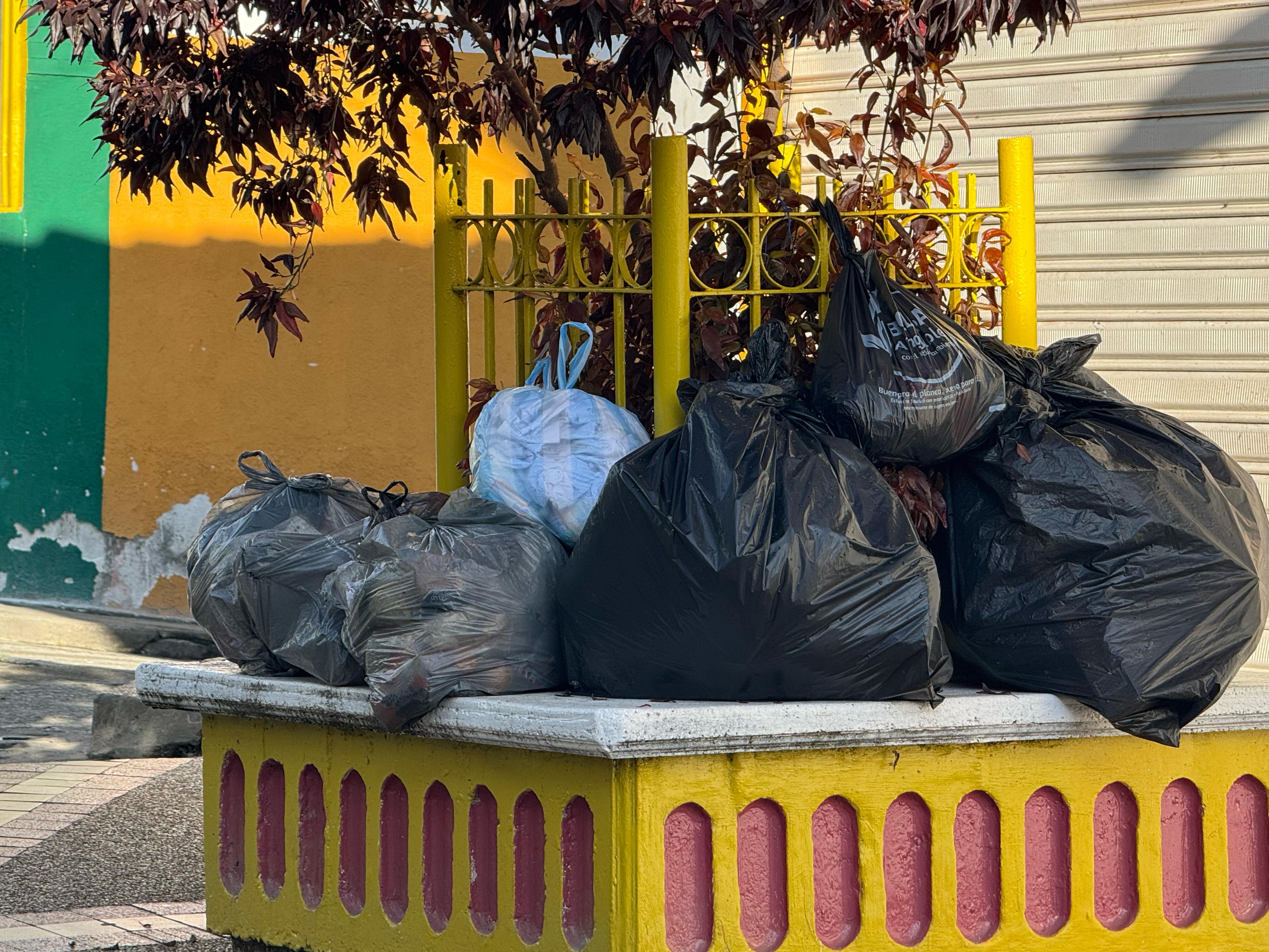 Montones de bolsas de basuras en las calles del municipio de Génova, Quindío. Foto: Cortesía alcaldía de Génova