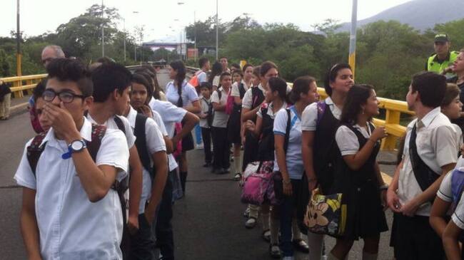 La suspensión del servicio de transporta afecta a más de 1.500 estudiantes.