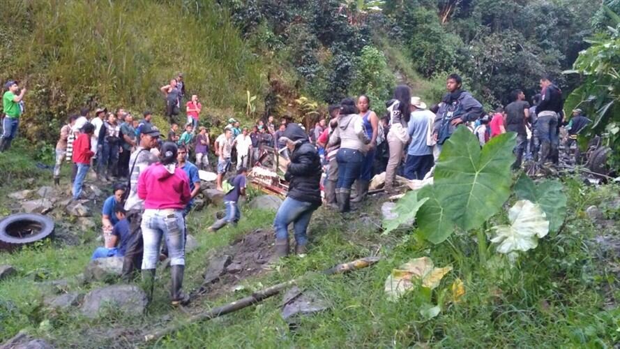 La caída por un abismo de un bus tipo escalera, en el municipio de Sabanalarga, dejó 14 personas fallecidas, entre quienes se encontraban dos menores de edad. Foto: Dapard