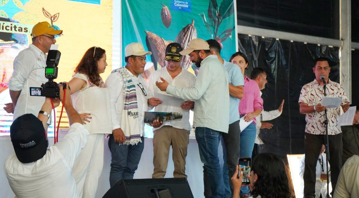 Mil hectáreas a firmantes de paz entrego el gobierno / Foto ARN