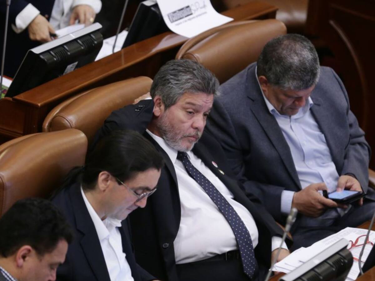 Gobierno podría pedir reactivar órdenes de captura a exFarc
