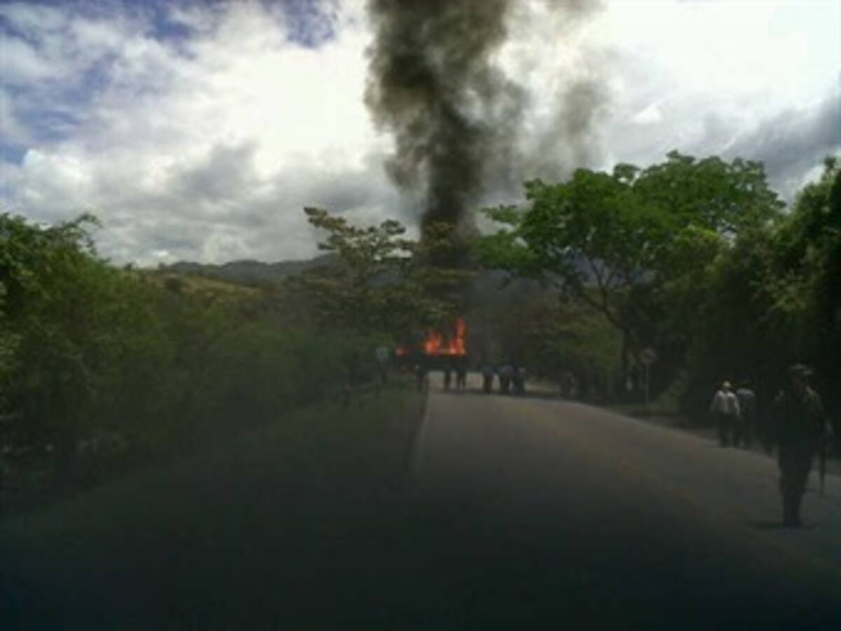 Emergencia por volamiento de tractocamión en el centro del Huila