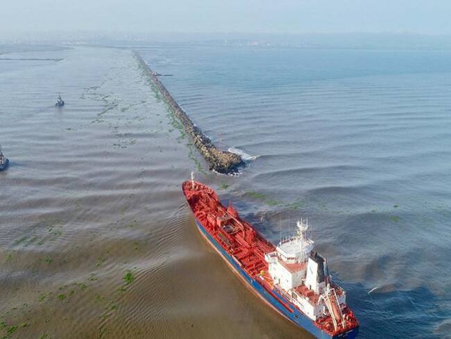 Dimar continúa atención de emergencia por encallamiento de buque