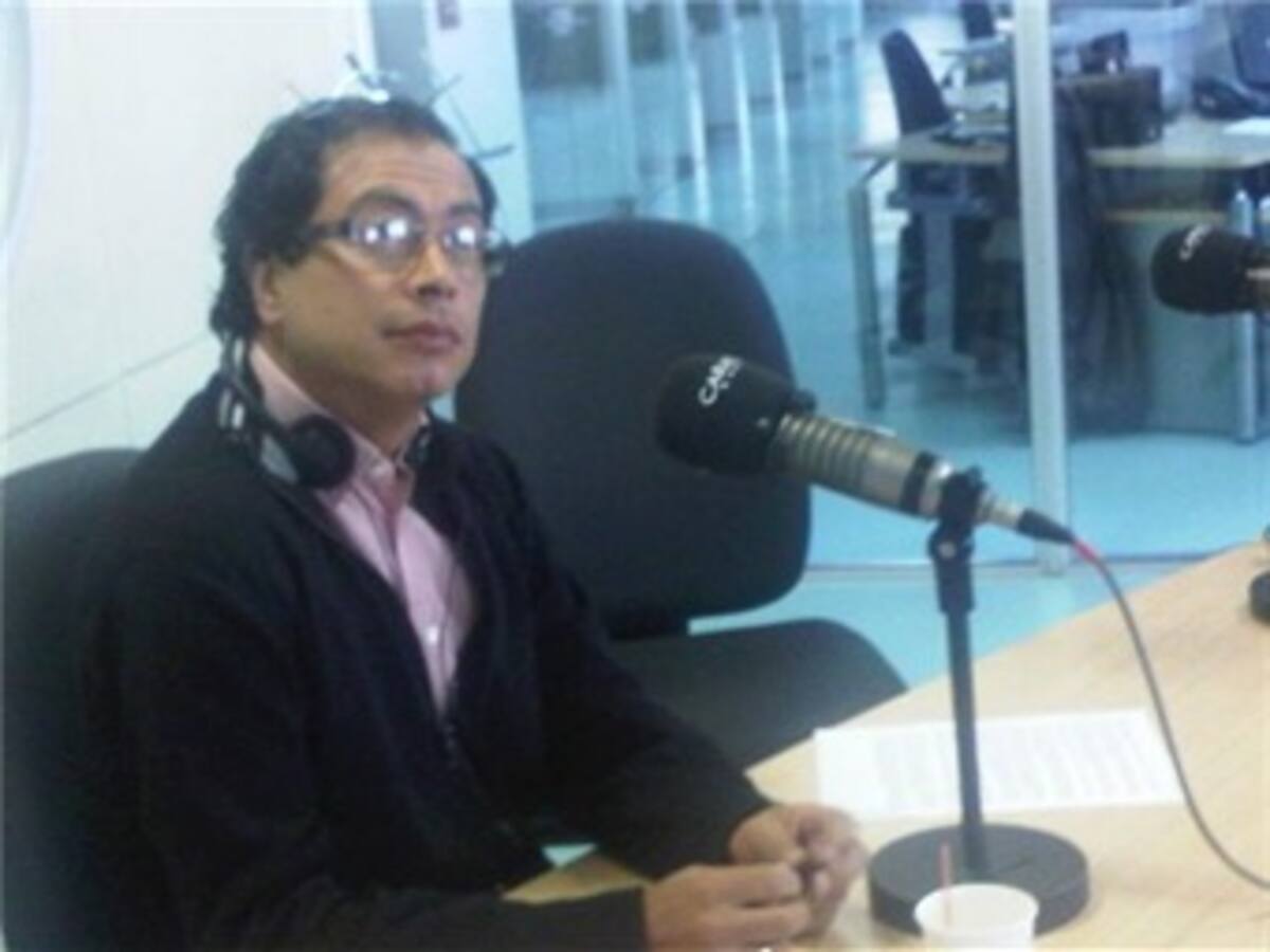 Gustavo Petro dice que su proyecto político es 'totalmente diferente' al de Hugo Chávez