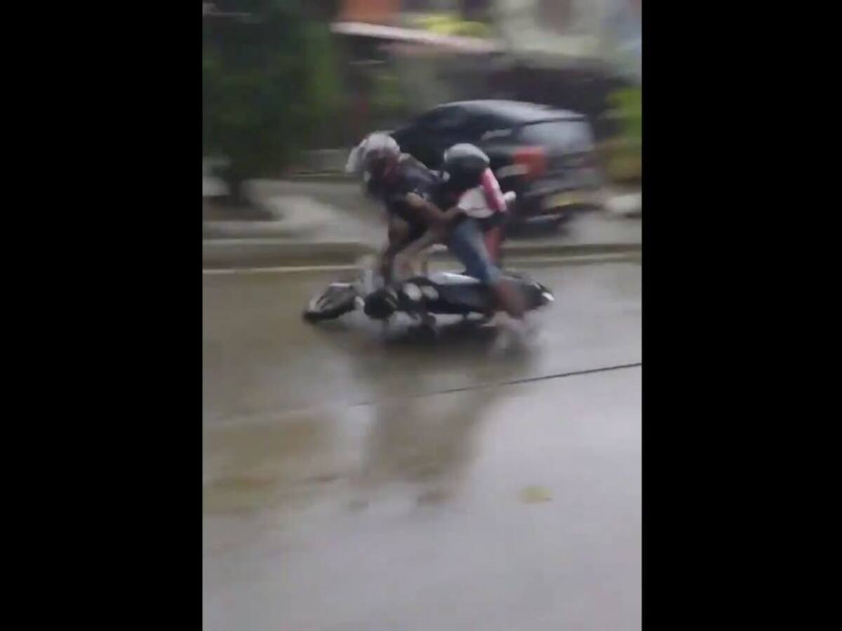 Mientras grababan denuncia se registró un accidente de un motociclista