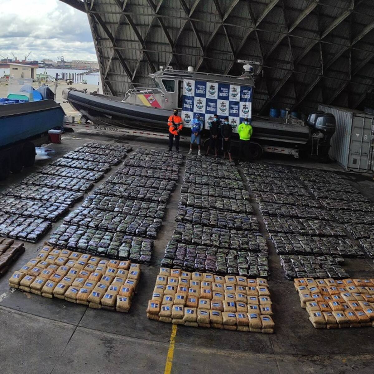 Persecución de la Armada dejó al descubierto 2.6 toneladas de marihuana
