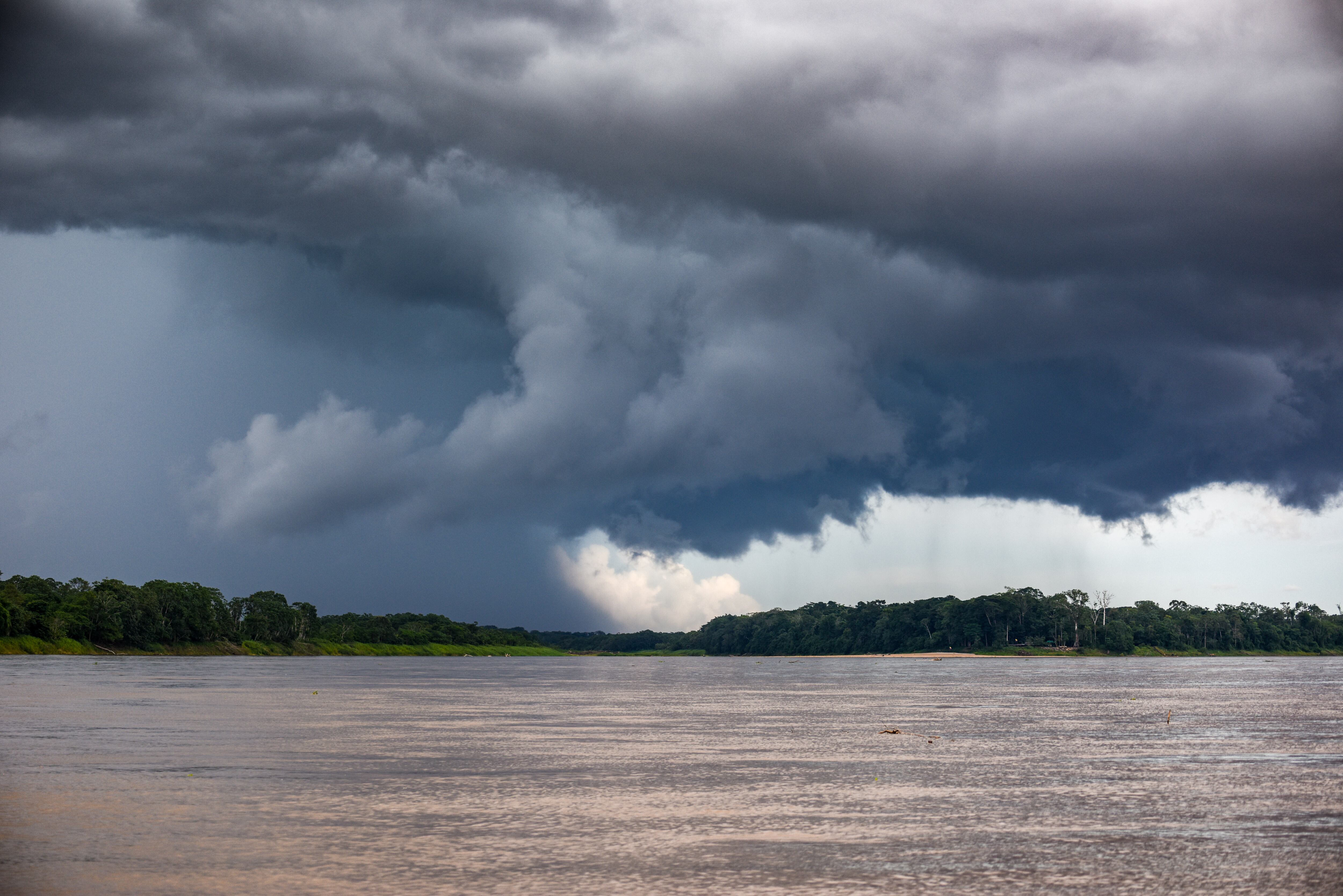 Tormenta sobre el río Amazonas que forman nubes grises sobre la región (Getty Images)