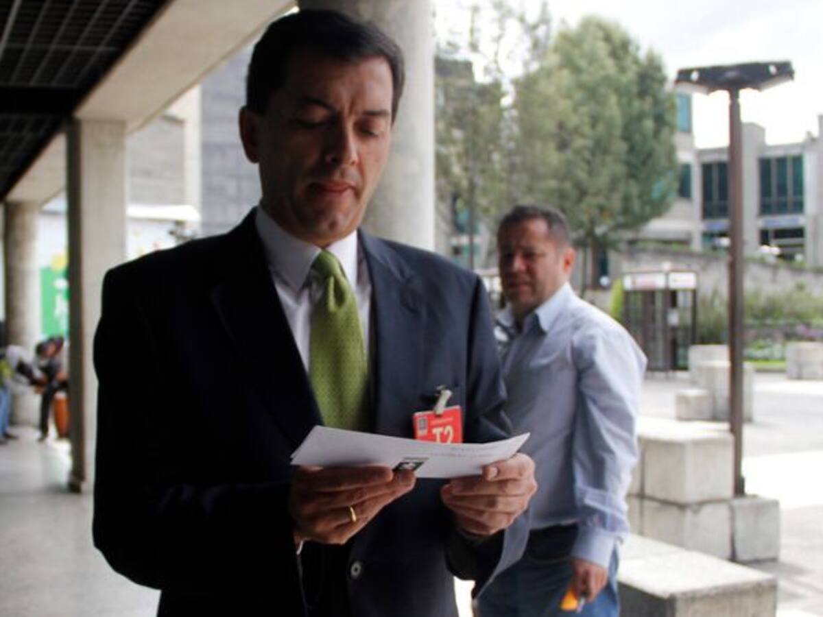 Luis Alfonso Hoyos sería imputado como persona ausente por caso hacker