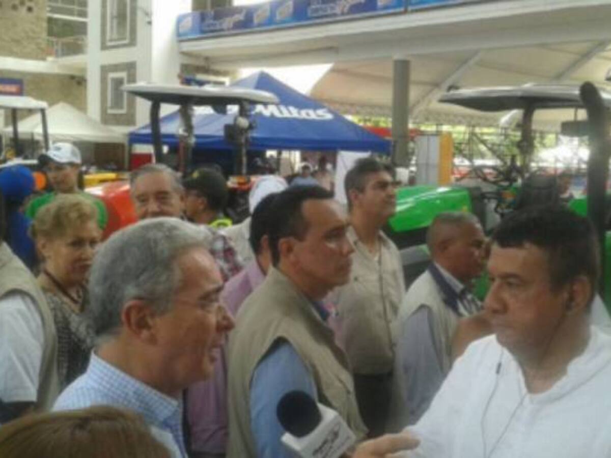 Critican al alcalde de Bucaramanga porque se reunió con Uribe y no con Santos