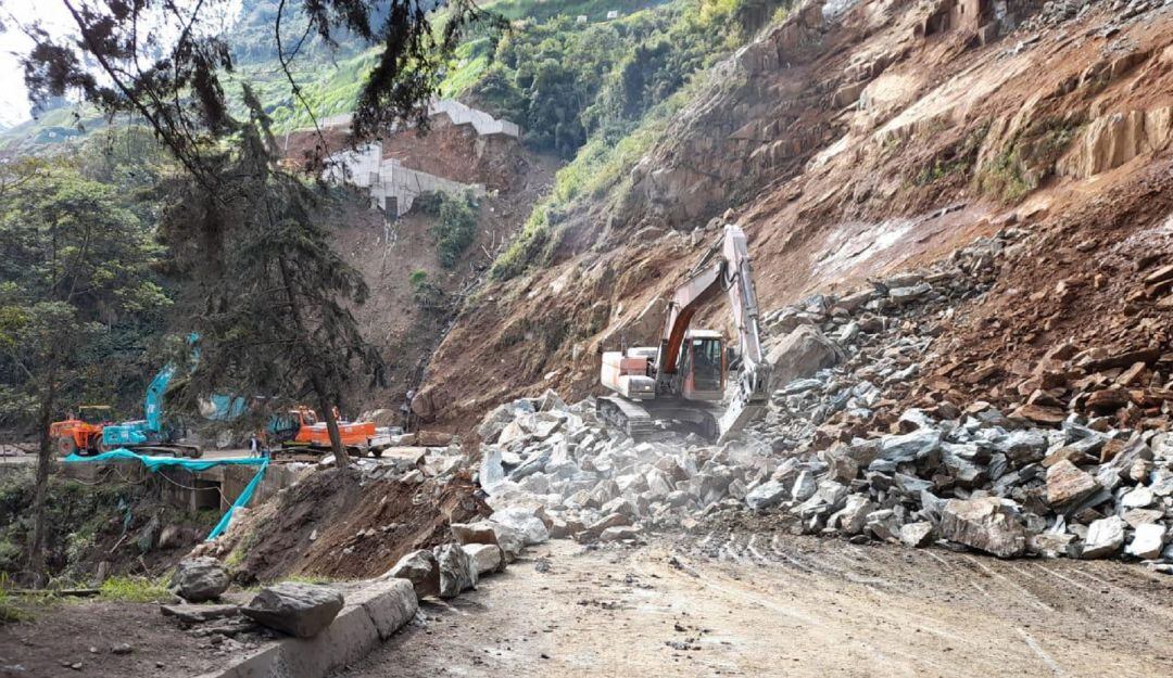 Los trabajadores de Invías adelantan labores en la zona. 