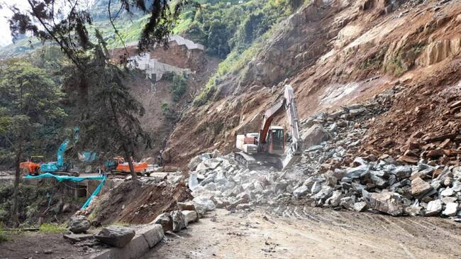 Los trabajadores de Invías adelantan labores en la zona.