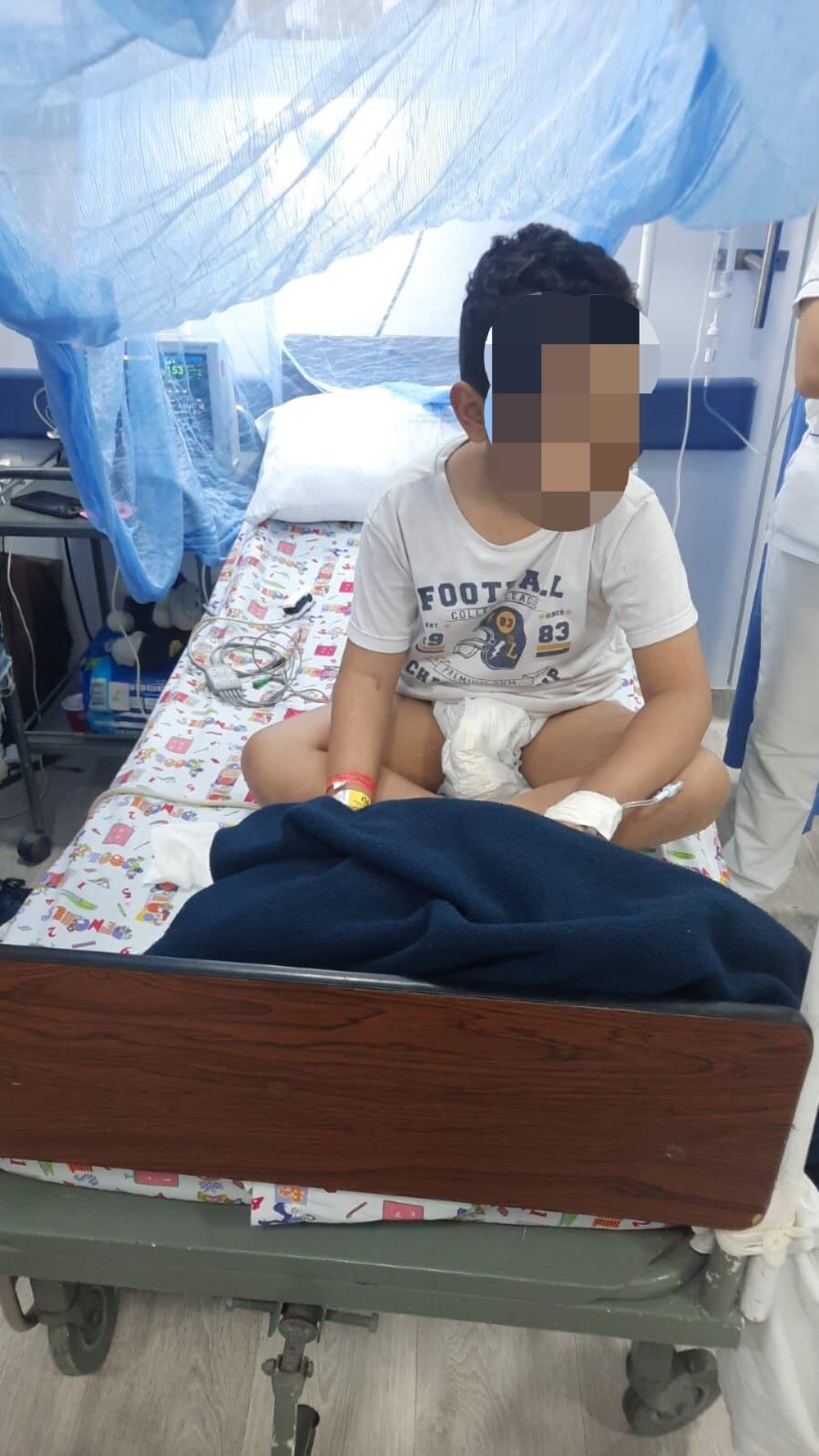 Antoine Yasser Ayala Agames un pequeño de siete años, quien permanece postrado en una cama a la espera de un traslado a un centro asistencial con cama UCI.