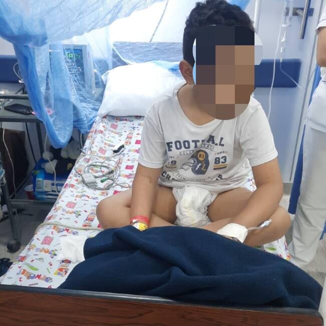 Antoine Yasser Ayala Agames un pequeño de siete años, quien permanece postrado en una cama a la espera de un traslado a un centro asistencial con cama UCI.