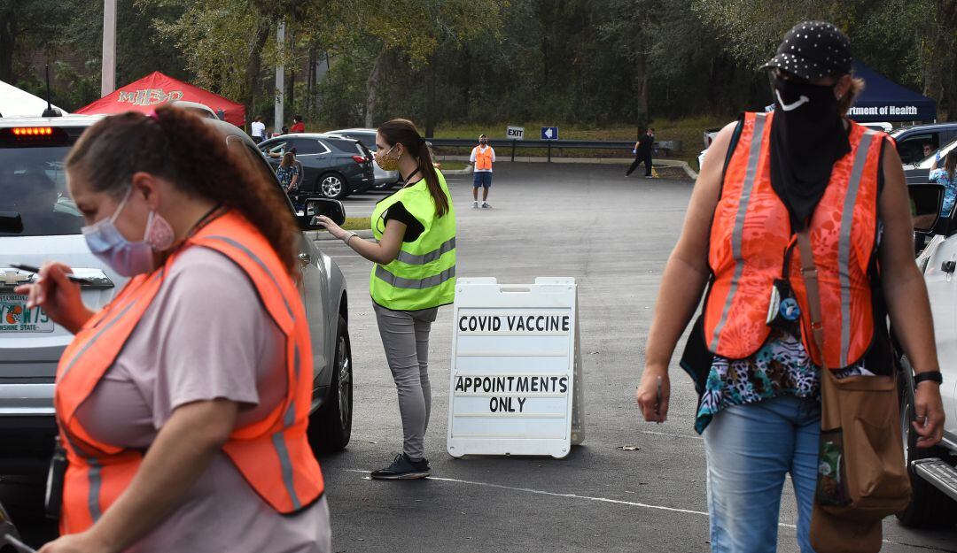 Punto de vacunación contra el coronavirus en vehículos de Florida. 