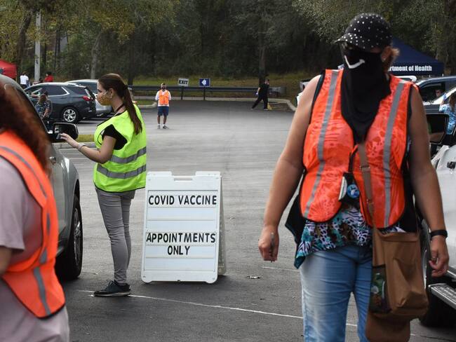 Punto de vacunación contra el coronavirus en vehículos de Florida. 