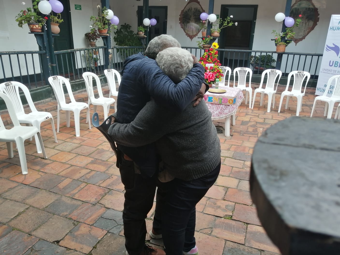 Abrazo entre madre e hijo que tardó 30 años. Foto Cortesía Unidad de Búsqueda