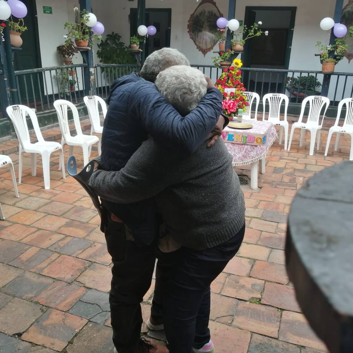 Después de 30 años, una madre vuelve a abrazar a su hijo que el conflicto le arrebató