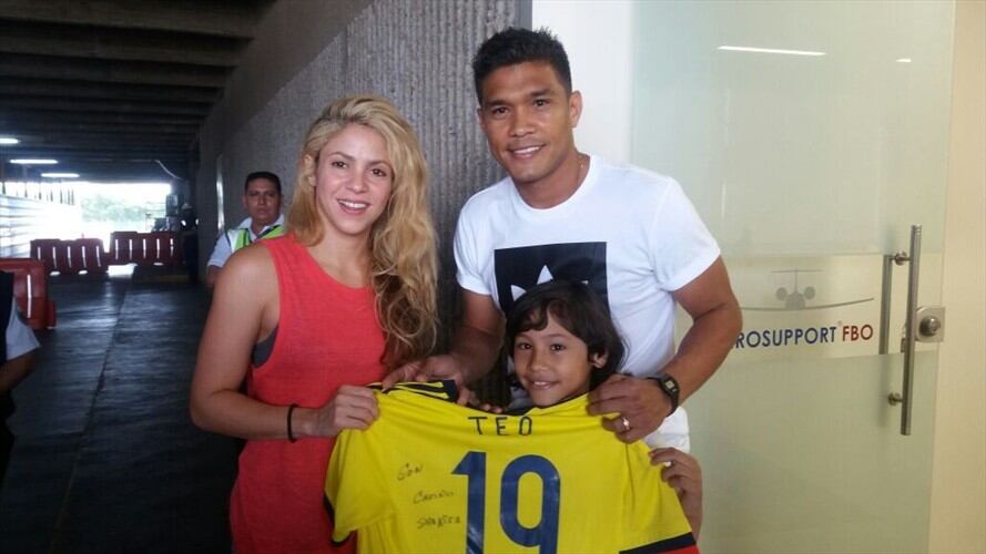 Teo les obsequió una camiseta de la Selección Colombia, al futbolista catalán y a la cantante.. Foto: Comunicaciones Aeropuerto Ernesto Cortissoz