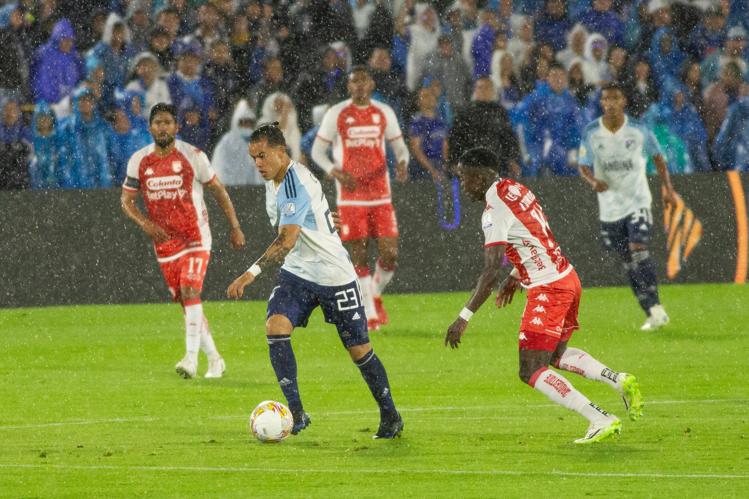 Leonardo Castro enfrentando a Santa Fe en un clásico bogotano.  (Photo by Daniel Garzon Herazo/NurPhoto via Getty Images)