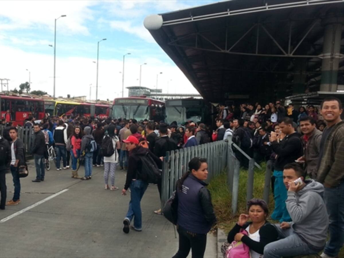 Usuarios de Transmilenio bloquearon Calle 80