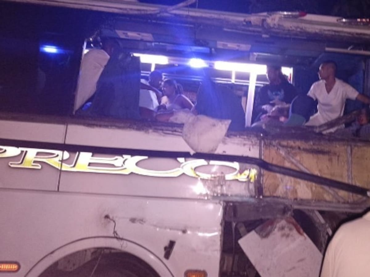 Accidente de bus de turismo dejó dos muertos y más de 10 heridos en Cauca