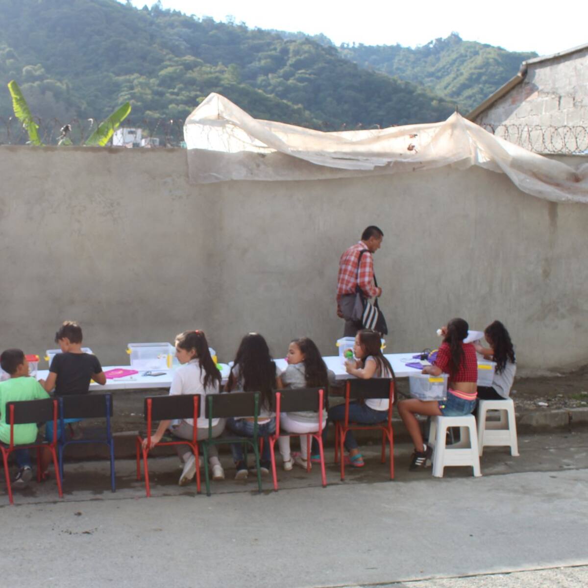Enseñando en un muro, así este ingeniero cambió uno de los barrios más vulnerables de Manizales