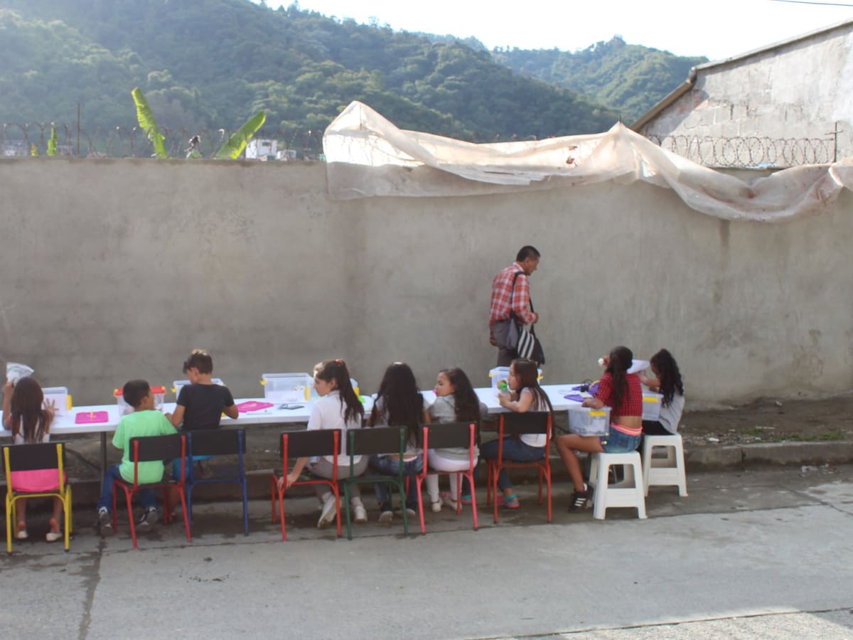 Enseñando en un muro, así este ingeniero cambió uno de los barrios más vulnerables de Manizales