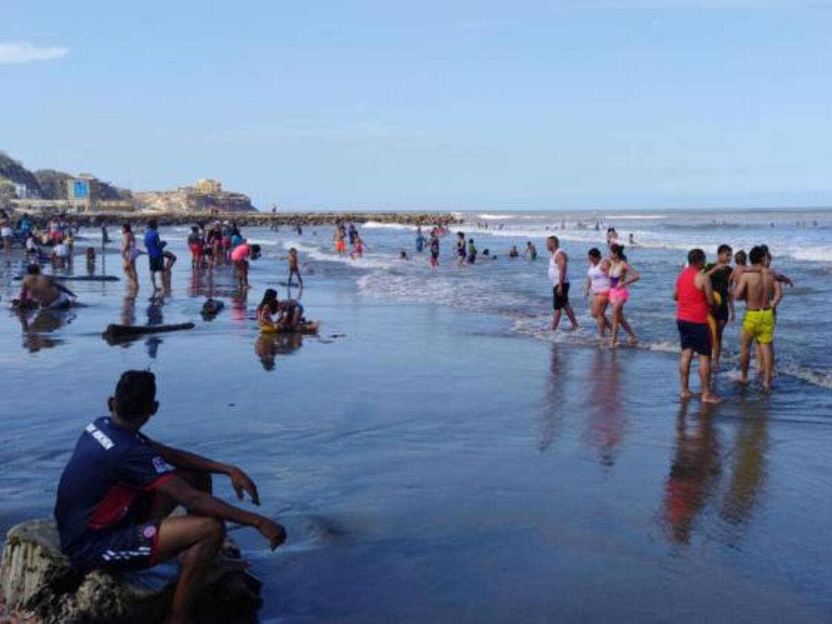 Por tierra y aire garantizan seguridad a bañistas en el Atlántico