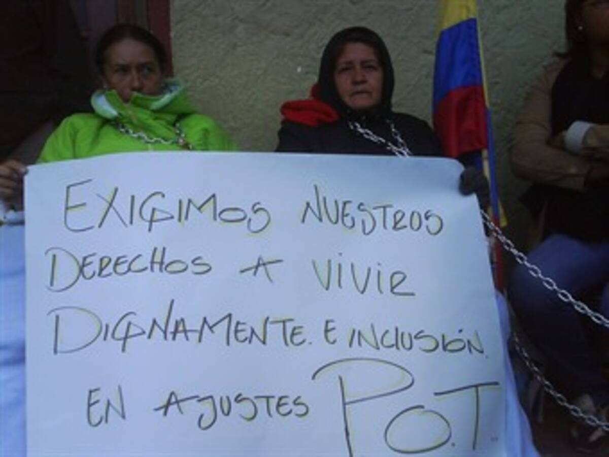 Amenazada se siente la mujer que protesta amarrada a la alcaldía de Chía desde el viernes