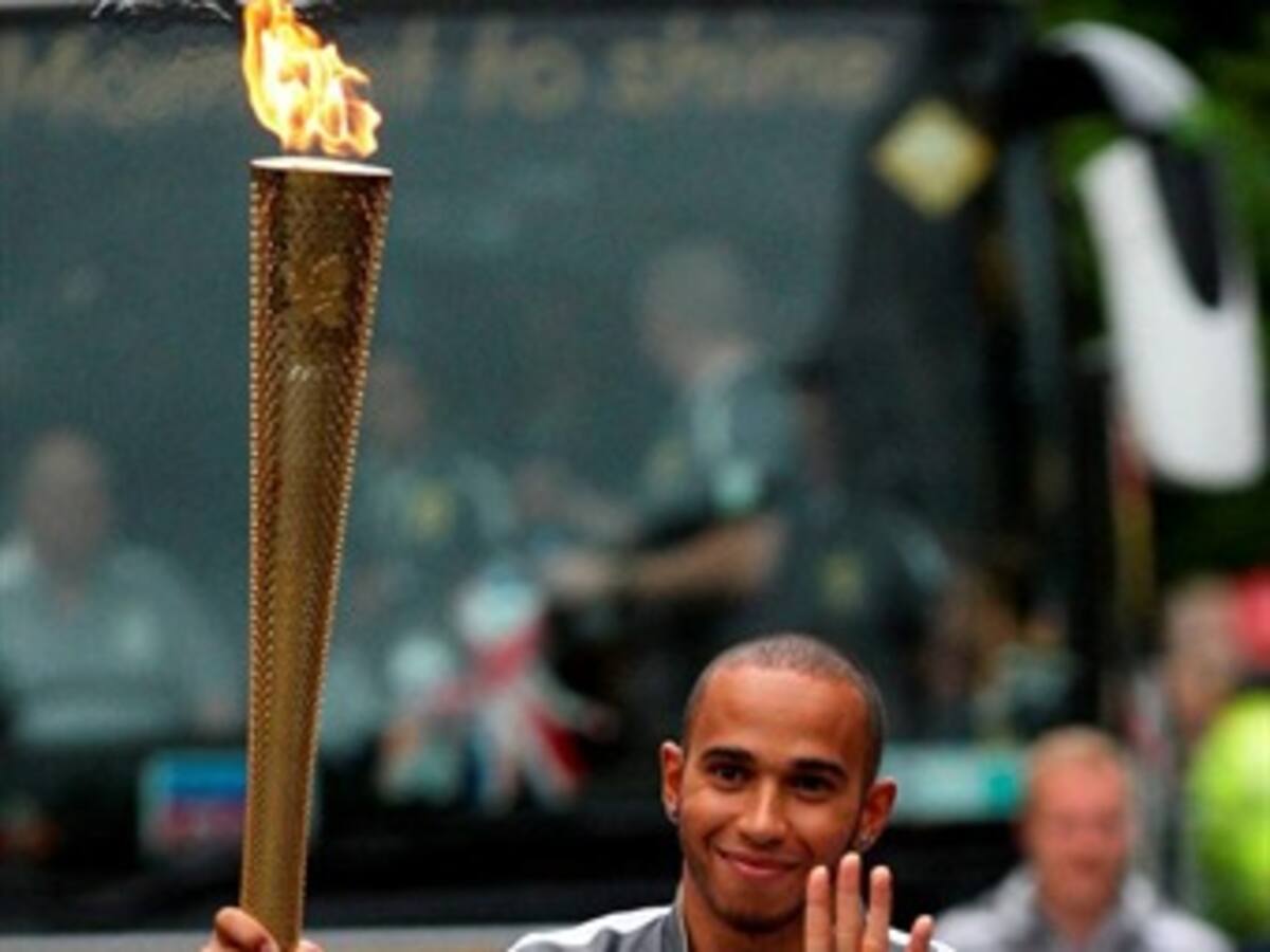 Lewis Hamilton portó 'orgulloso' la antorcha olímpica de Londres 2012