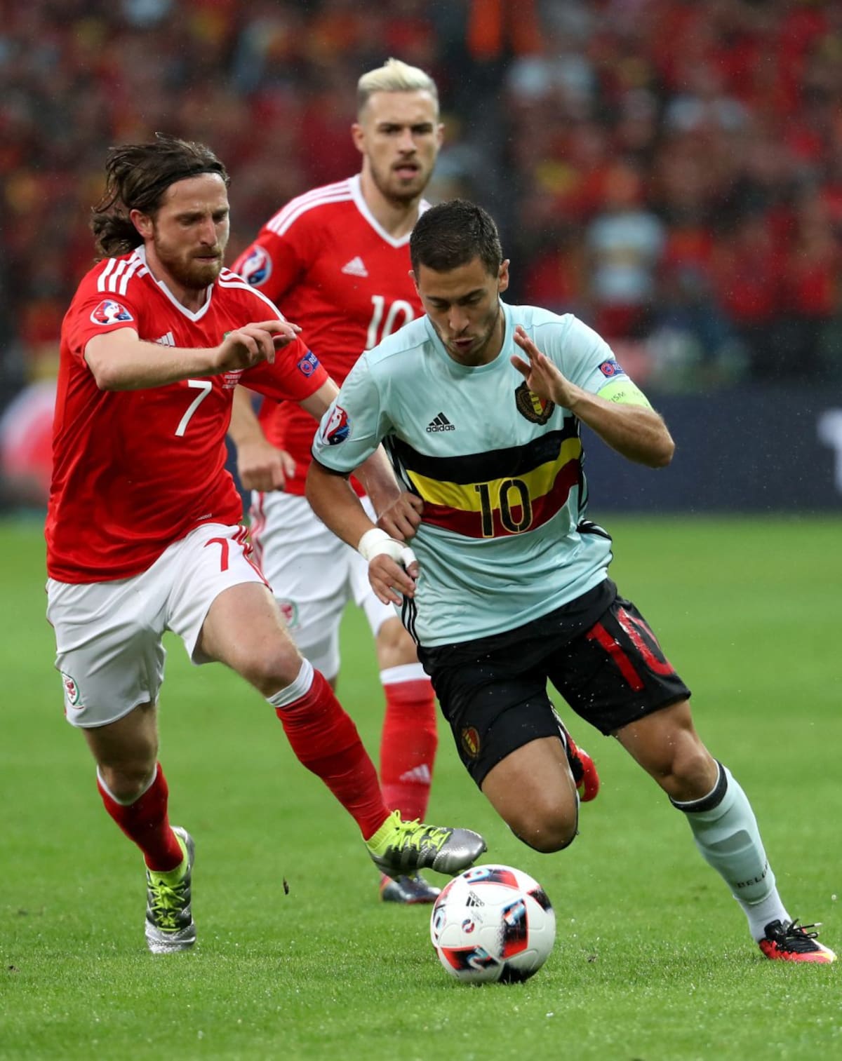 Hazard con la posesión del balón ante la marca de Allen