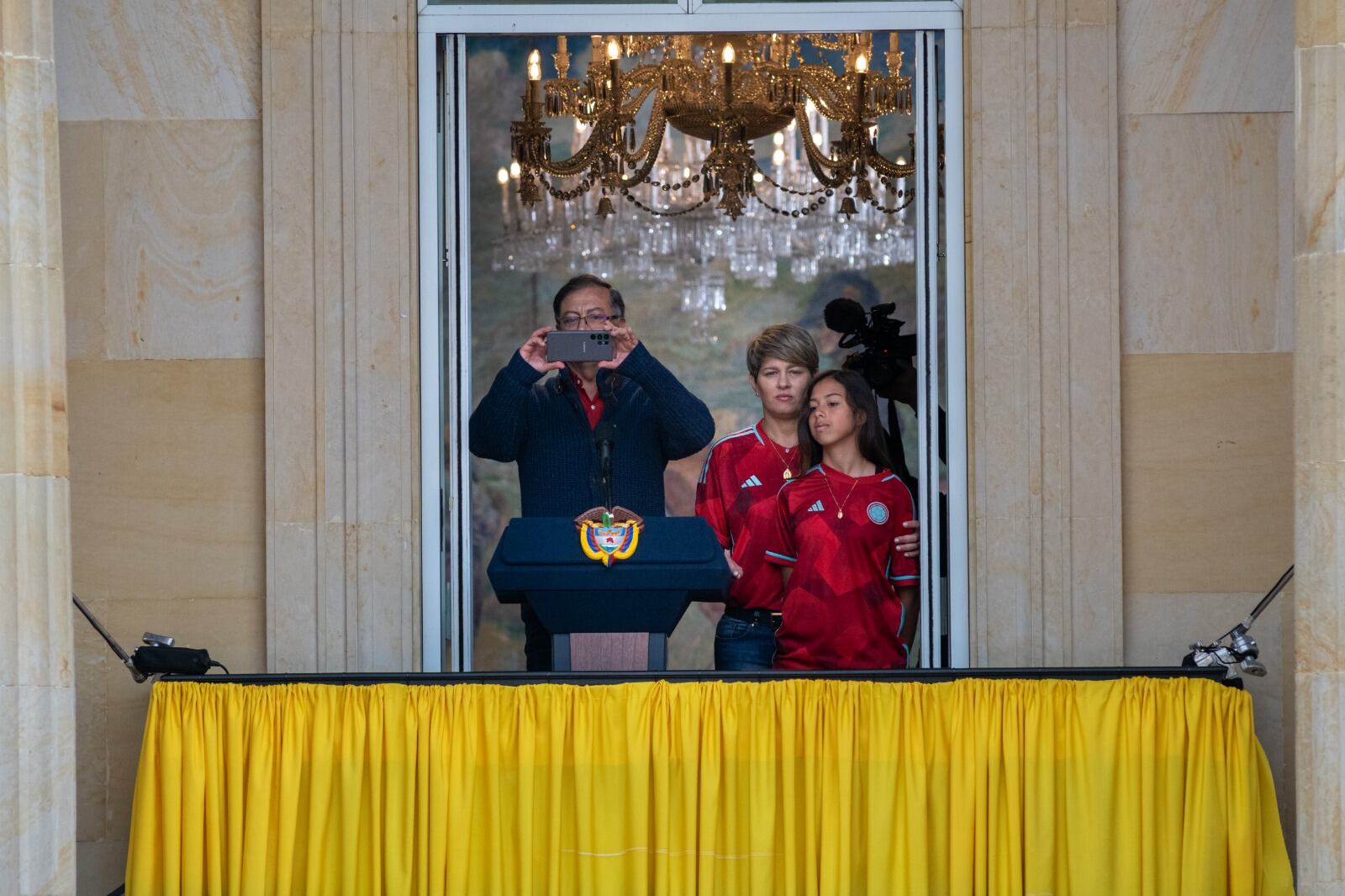 El presidente Gustavo Petro salió al balcón presidencial a explicar las 'Reformas del cambio' (Cortesía: Presidencia)